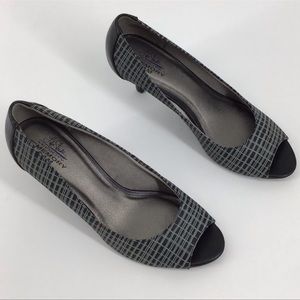 Lifestride pep toe black grid print heels size 8